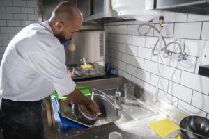 Cocinero limpiando su cocina