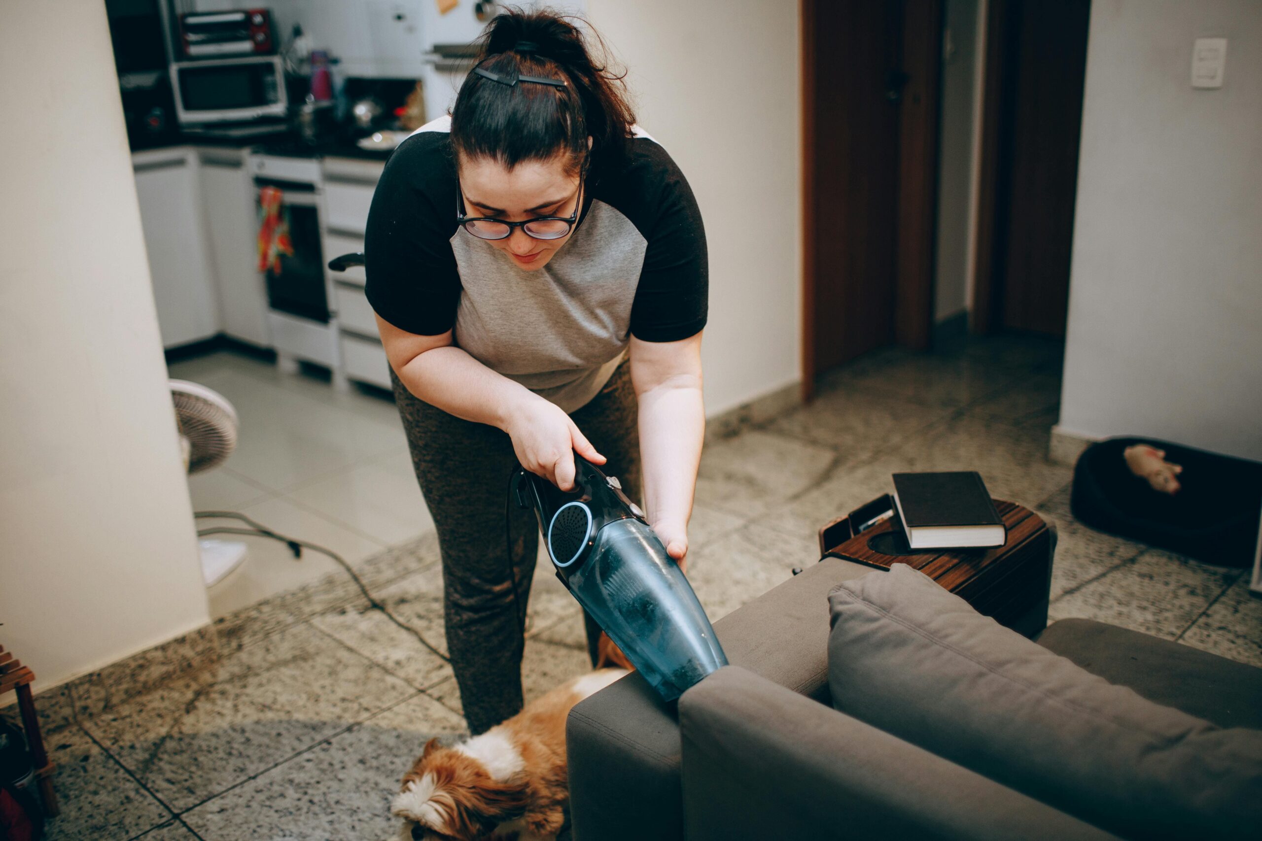 mujer limpiando casa con mascota